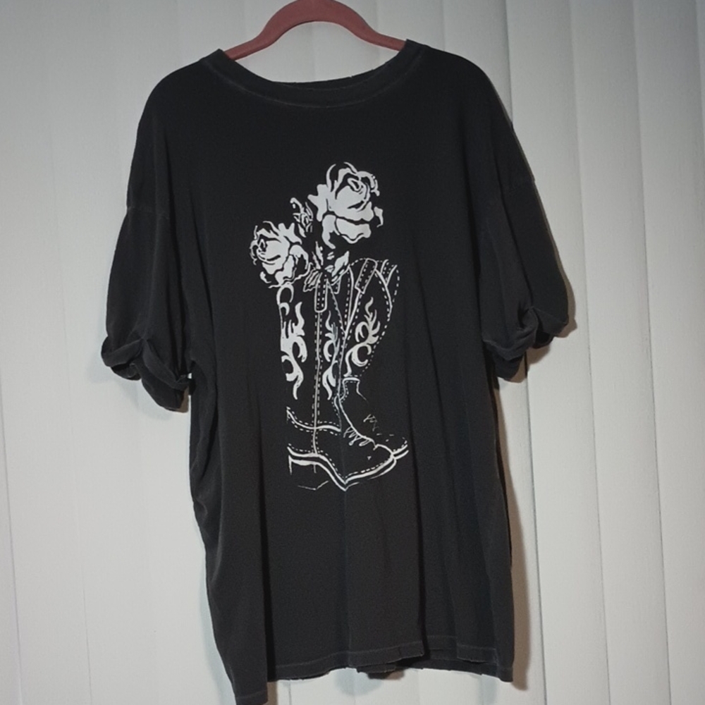 Girl Dangerous Boots & Roses Tee in Vintage Black (XL)